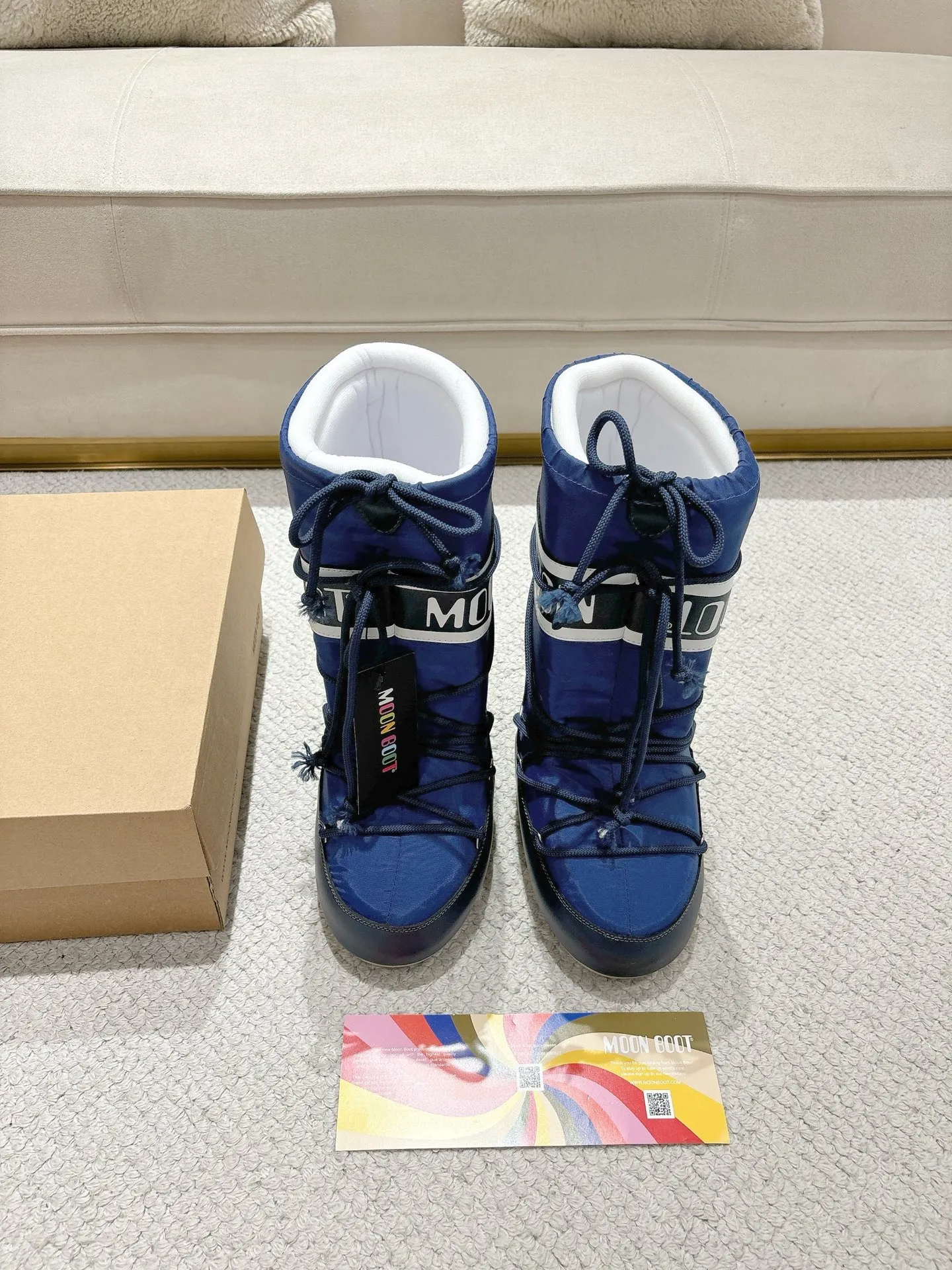 P660 Moon Boot 2025 vs. Autumn and winter popular snow boots series... [Ugly Moon Snow Boots] Forget UGG, fashionable people are wearing Moon Boot snow boots. If you find it difficult to accept the revival of UGG, then there is now a more alternative snow boot that is back, with an inner diameter of 4 cm. That is the Moon Boot. It was already very popular in the millennium. Back then, Paris Hilton and Victoria Beckham Celebrities often wear it, and now the Y2K trend is popular again. The same style is worn by young people in QQ shows, and the ugly snow boots that are shown in thousands of people have become popular again, regardless of men and women. They look slim but warm and easy to wear... ❶Fabric: Original custom/cowhide/woven wool/high mercerized waterproof cloth ❷Inner: original 100% silk cotton liner ❸foot: original 100% silk cotton liner ❹ Outsole: Original molded two-color non-slip outsole ❺ Sole thickness: 4cm (including **) ❻ Code number: 35/38; 39/41; ❼ Packaging: Original full set of packaging ☀ Color: Official website updated simultaneously